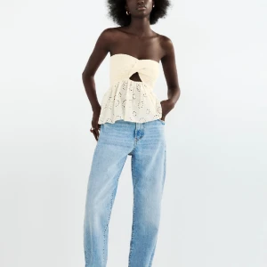 Stickad och kombinerad topp - Säljer den här fina toppen från zara🥰 perfekt nu till vår och sommar, använd endast ett fåtal gånger så bra skick💕 nypris 299, jag säljer för 80kr + frakt💗