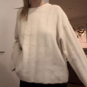 Jätte fin stickad tröja från Gina med fina detaljer 💗syns inte jättebra på bild men den är lite smuts vit/ begie sktig i färgen 💗