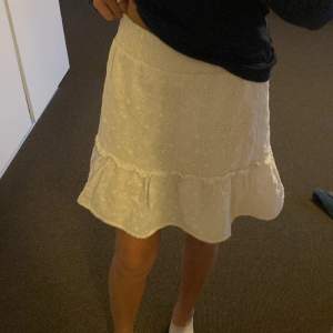 Jättegullig kjol ifrån new yorker, säljer pågrund av att jag inte riktigt gillar passformen! St xxs