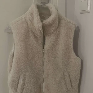 Teddy väst - Det är bra skick den är knappt använd