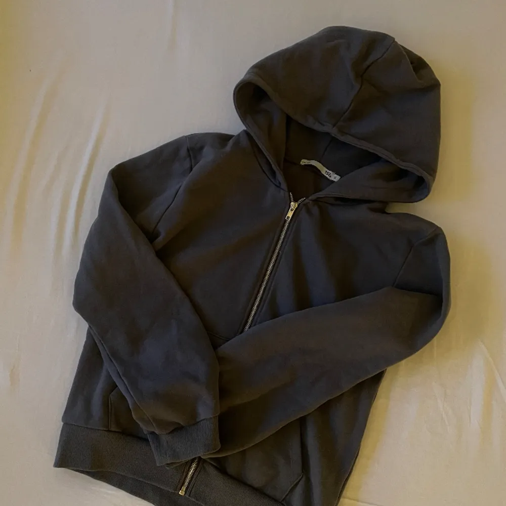 Mörkgrå zip hoodie storlek S från lager 157, har för mig att jag köpte den för 199kr. Säljer den för 90kr, frakt tillkommer! Undrar du något så bara hör av dig💗. Hoodies.