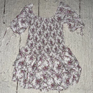 Glamorous klänning - Fin blommig klänning från Glamorous med volang kjol på slutet, kan även användas som kjol om man har en tröja över🫶