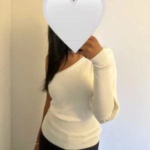 Halvärmad topp - Väldigt fin, passar även S och kanske t.o.m. M