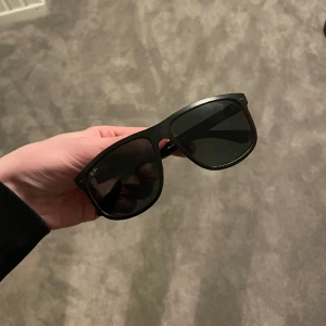 Rayban boyfriend - Säljer nu dessa fräsch solglasögon med en unik design i röd på inner sidan, skick 9,5/10 knappt använda. Pris kan diskuteras vid snabb affär