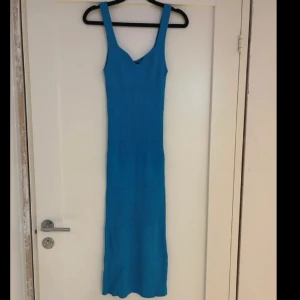 Klänning - Stretchig o så fin blå klänning från Gina! Ej hunnit användas!