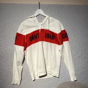 Gant hoodie - Storlek L Skick 10/10 använd fåtal gånger Lite liten i storleken