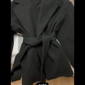 Kappa - Jätte fin kappa som har bara använt 2 gånger!! Rensar min garderob ska flytta snart så de bäst att sälja mina grejer❤️❤️säljer den jätte billigt