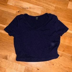 Topp - Säljer denna topp från SHEIN🩵💙Marinblå med något slags randigt tyg. Storlek L/40/42. Kan hämtas och skickas. Kunden betalar frakt