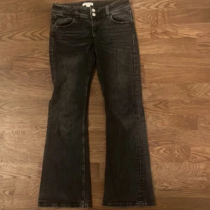 Svarta Flare jeans💗 - Jag säljer dessa svarta jeans från Gina tricot pga lite för små och har många andra jeans💕 utmärkt skick men såklart andvända eftersom jag älskar de här!💖 (nypris 349kr)