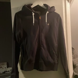 Morris zip tröja  - Tjena ! Säljer nu en fett morris zip tröja med luva Nästan helt oanvänd, inga skador alls Kontakta för fler frågor eller bilder   Pris kan diskuteras 