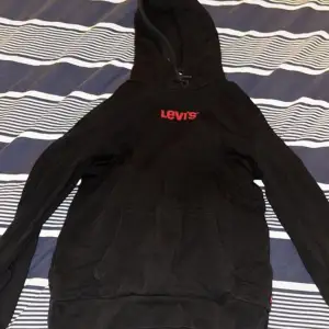 Svart Levi’s hoodie i storlek M. Bra skick men har slitning på snöret som syns på sista bilden.