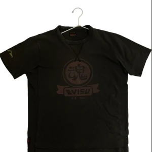 Evisu tröja  - Fet äkta Evisu t-shirt. Haft den i några månader men nu är den för liten. Skriv om du har nån fråga eller så👍