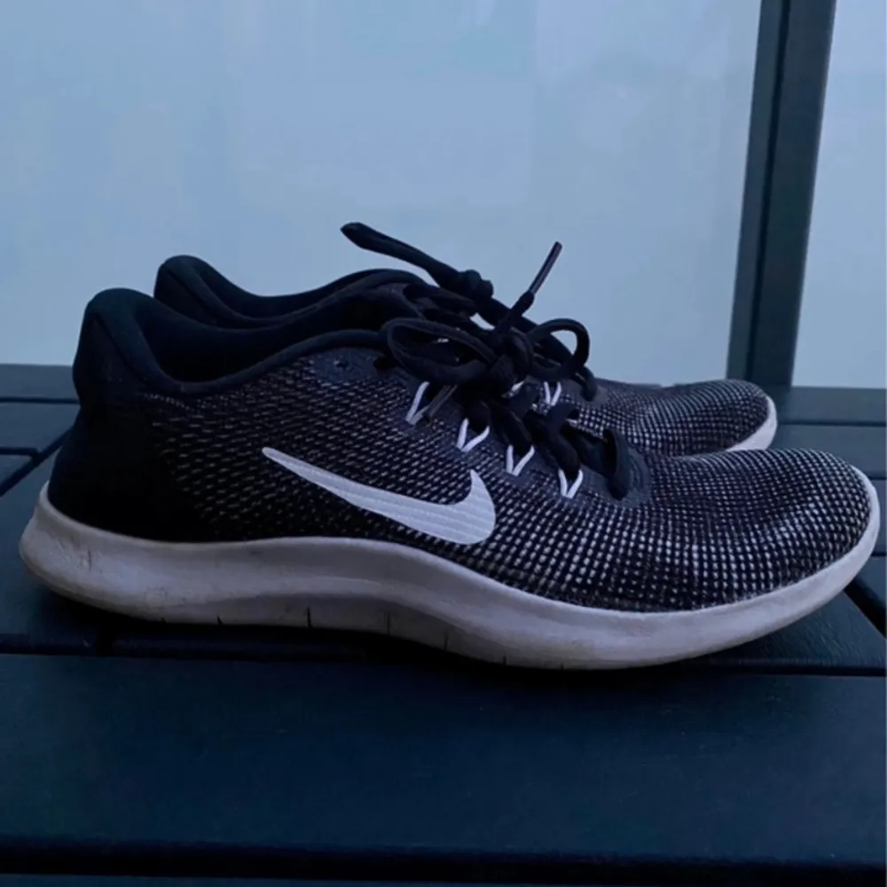 Säljer dessa Nike Flex RN 2018. De är köpta för länge sedan men använda sparsamt, kanske 10 gånger🤍  De är i storlek 37,5 men skulle säga att de är små i storleken så snarare som 36,5-37. . Skor.