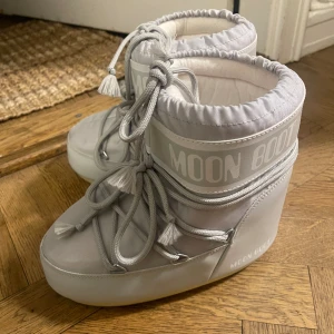Moon boots - Använt en 1 gång så dom är dom nya, jätte fint skick 