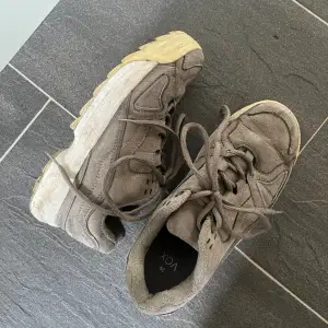 Fina sneakers i en beige/grå färg! Tvättas innan de skickas!