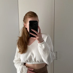 Croppad tröja - Vit croppad sweatshirt från Nelly. Går att ha på båda axlarna eller one shoulder