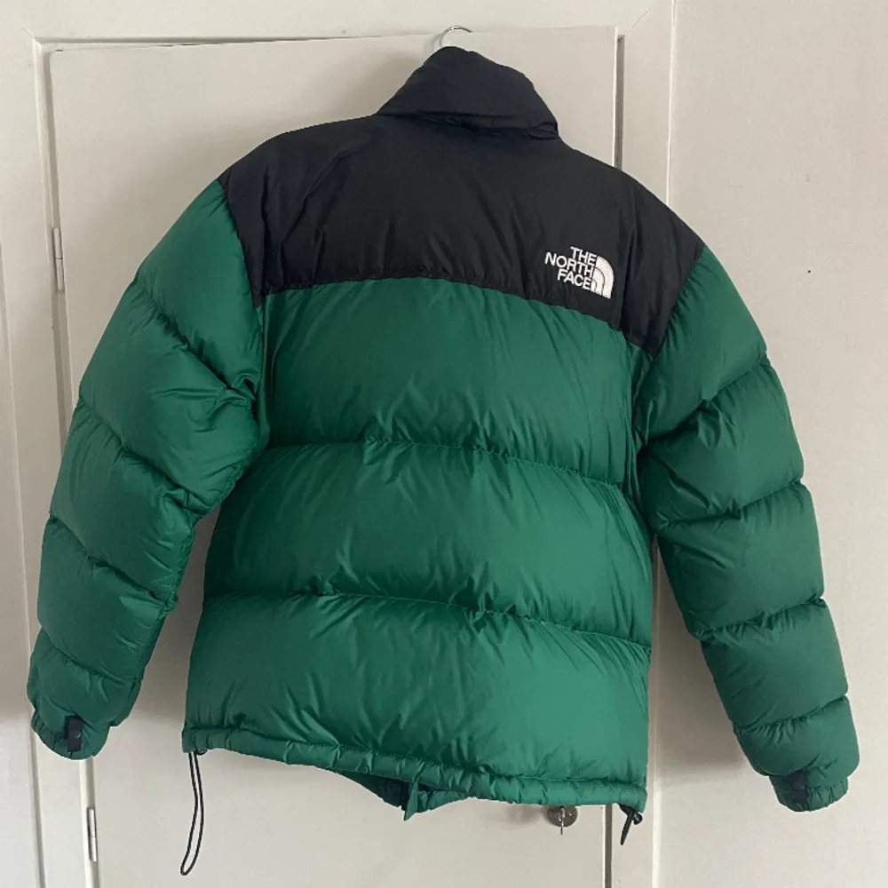 Grön The North Face 1996 retro nuptse dunjacka i nyskick! Säljer den pga att den är för stor för mig, bara använd kanske 2-3ggr. Köparen står för frakt!. Jackor.