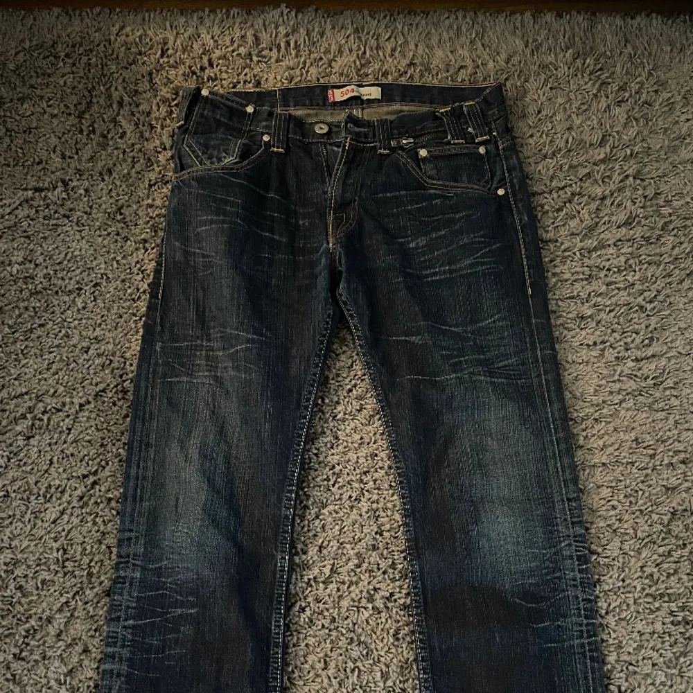 En äldre modell Levis jeans i grymt skick som inte produceras längre, Levis 504 straight fit med mycket unika detaljer. . Jeans & Byxor.