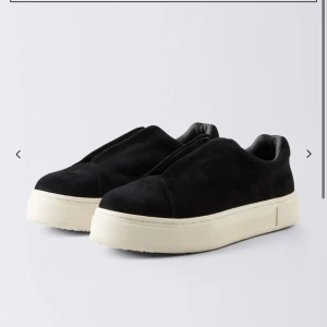 Eytys - Eytys i svart mocka! Väldigt slitna hälar därav priset, men inget som syns med de på! Nypris 2000