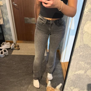 Bootcut jeans midwaist - Grå jeans från VERO MODA i stl S/32. Endast testade. Väldigt stretchiga och skönt material. Nypris 499kr