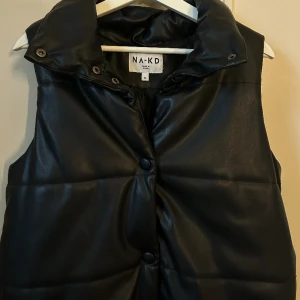 Läderväst från NAKD (PU) - Väldigt bra skick!💕