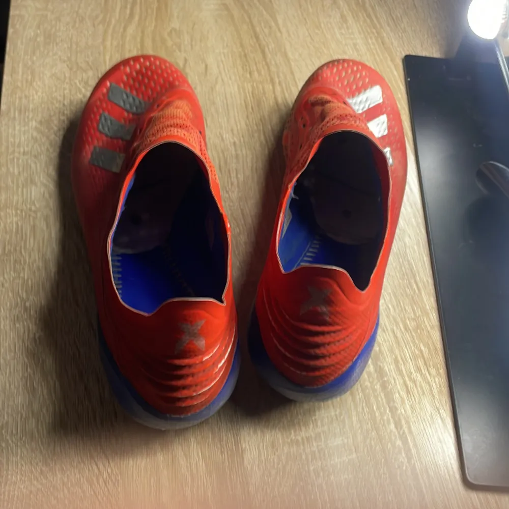 Adidas fotbollsskor röda. Är använda sälja de för de blev för små. Storlek 41 . Skor.