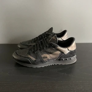 Valentino rockrunner -  ritkigt feta valentino rockrunners👏 rätt bra skick, storlek 41. Inget og  Skriv vid frågor eller funderingar💫