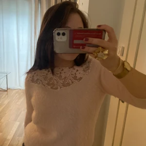 Stickad spets topp - Jätte fin stickad topp med spets, fint skick. Säljs pågrund av att den inte kommer till användning, skriv om ni undrat nått😊