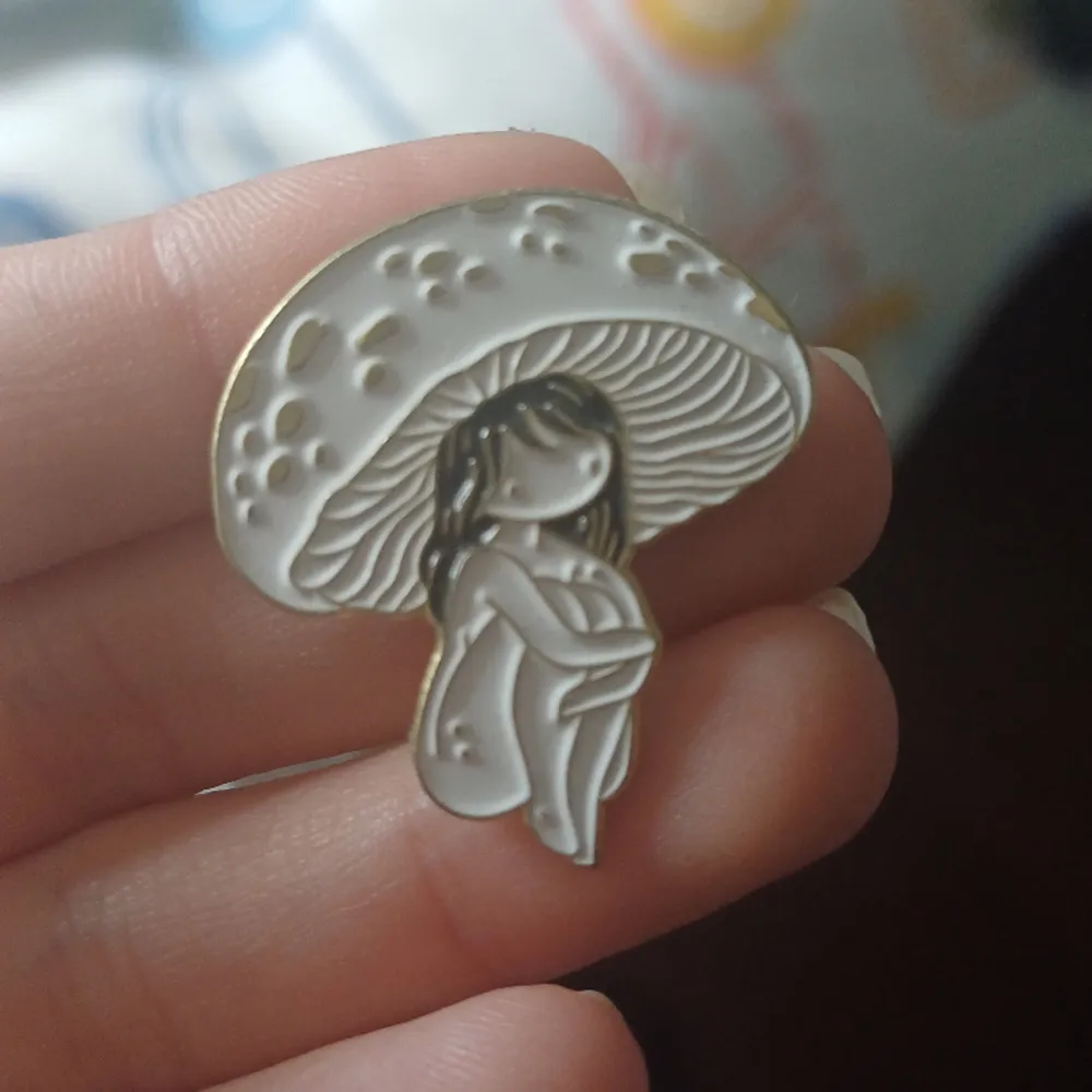 enamel pin badge of mushroom girl, bought at malmö scifi con 2023 . Accessoarer.
