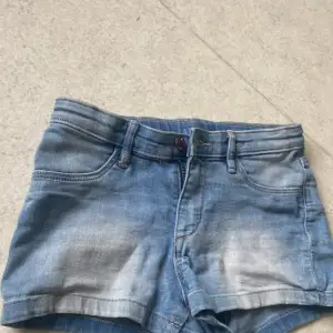 Ett par fina jeans shorts basic. Inga fläckar eller skador. Säljer då dem är för små. ❤️