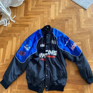 Olika  - Kjol från Filippa k i strl xs - 150 kr  Jacka i strl xs - 100 kr 