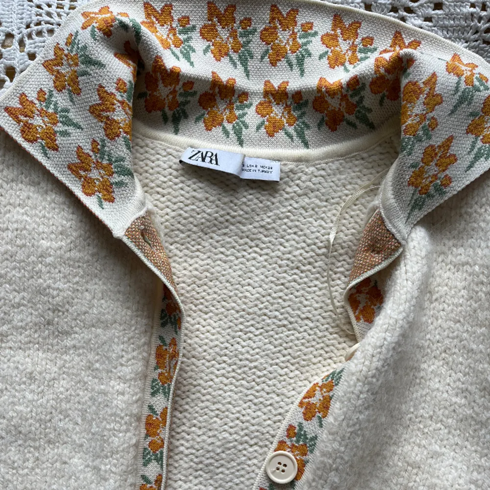 En jättefin stickad tröja med vintage blommigt tyg till krage.🌼🌻. Stickat.