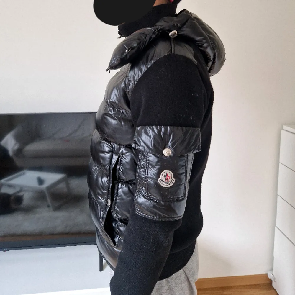 Min pojkvän vill få sin moncler hybrid modell från 2019 såld.  Den saknar en knapp till luvan men är inte sliten trots åren. Den är äkta varav priset men vi är öppna för att det budas på jackan också. . Jackor.