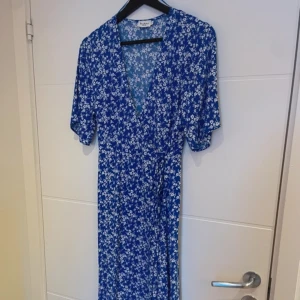 Klänning Bondelid  - En fin sommarklänning från Bondelid. Endast använd vid ett tillfälle. Ser ut som ny!