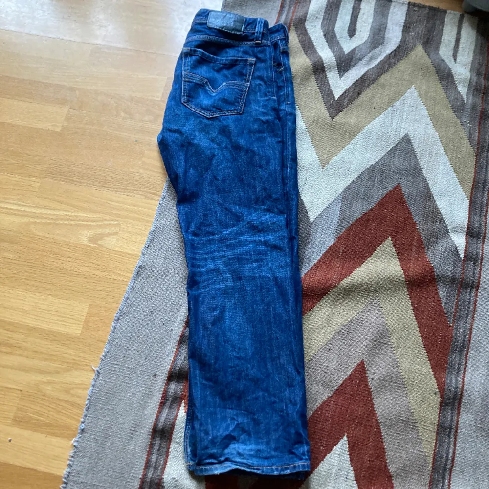 Klassiska mörka, straight jeans från Diesel med snygg detalj på bakfickan. Skriv för mått mm. Jeans & Byxor.