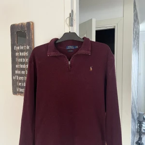 Polo half zip - En jättefin half zip som aldrig används, skick 9/10 köpt här på plick. 