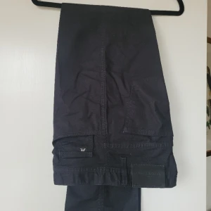 Svarta Jeans J.Lindeberg - Svarta snygga jeans w.30 Innerbenlängd ca 75cm. J.Lindeberg Jen tjejjeans Knappt använda,  nyskick! 