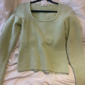 Stickad tröja - Ljusgrön stickadtröja i storlek s, ifrån mango!