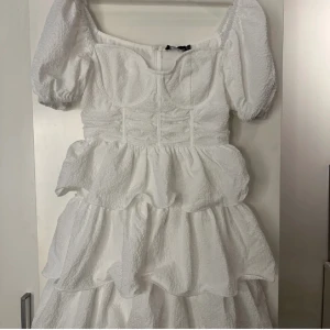 Vit klänning  - Säljer min studentklänning från förra sommaren.💃Endast använd på min student.⭐️Den är som i nyskick, inga fläckar, kemtvättad.🌸Säljer pågår av att den tyvärr inte kommer till användning. 
