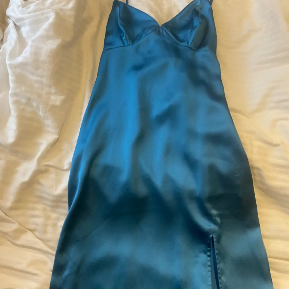 Superfin blå satinklänning ifrån Angelica Blicks kollektion från NA-KD, klänningen är bara använd en gång och är i storlek 34!💓 . Klänningar.