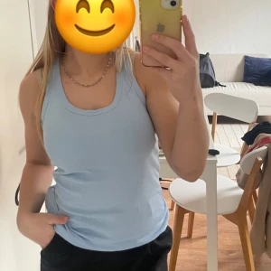 Helt nytt linne ifrån lager157 - Säljer ett helt nytt linne ifrån läger157, lappen kvar. Ljusblått och väldigt lång i modellen. Storlek m