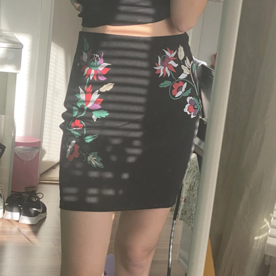 Svart blommig kjol - 90