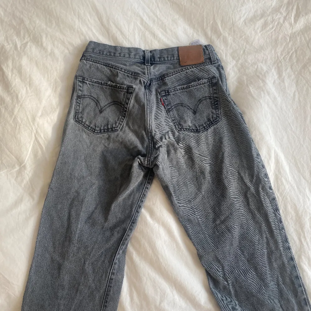 Mer eller mindre nya Levis 501! Lite slitna längst upp på bakfickorna. Storlek: W28 L30. Jeans & Byxor.