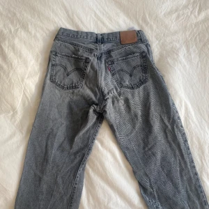 Levis 501 - Mer eller mindre nya Levis 501! Lite slitna längst upp på bakfickorna. Storlek: W28 L30