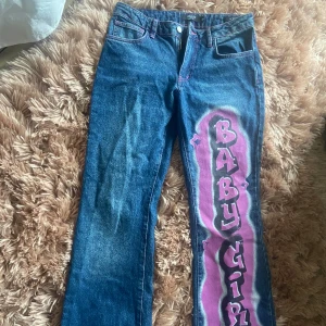 Jeans med tryck - Lågmidjade jeans ifrån jaded london i storlek 25!