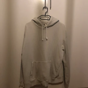 Oversized hoodie 😋 - Säljer min oversized hoodie i storlek M (men passar L också) 🤍🤍 Har använt den ganska mycket, men fortfarande i bra skick! 💕