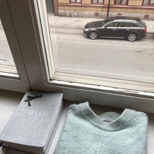 Tröja - Lite nopprig men annars i bra skick, använd fåtal gånger pga att den inte har passat mig, det är jätte fin och en så fin färg  Pris diskuteras 