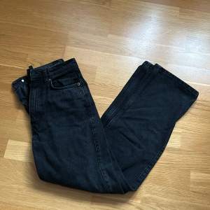 Svarta raka jeans från Weekday i modellen Rowe🖤 Sparsamt använda! Storlek 25/30🩷