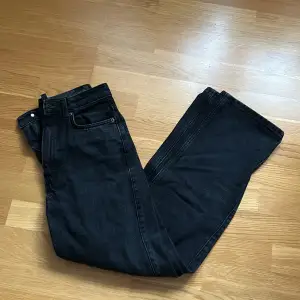 Svarta raka jeans från Weekday i modellen Rowe🖤 Sparsamt använda! Storlek 25/30🩷