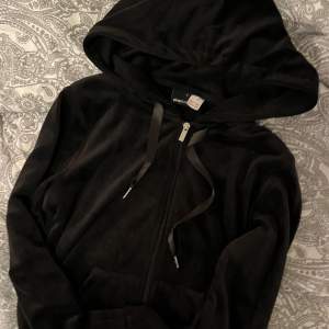Säljer en oanvänd velour hoodie från Gina tricot, fint skick💗